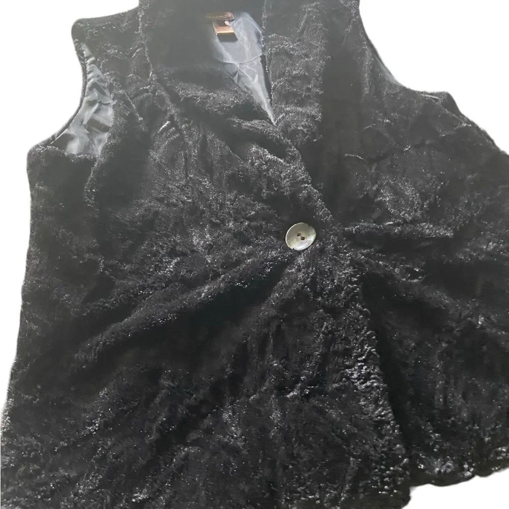 Multiples size XL faux fur vest lined one button pockets excellent condition